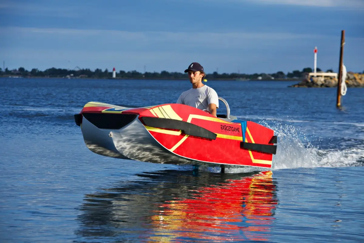 Skimmer at water level